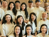 刘亦菲素颜跨国赶赴毕业聚会，老师一句话让她泪洒当场