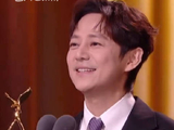 何炅获金鹰奖后跨年晚会动情落泪