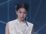 天呐 曾沛慈下楼梯差点摔倒 呜呜呜呜下次还是弄安全性高的舞台设计吧