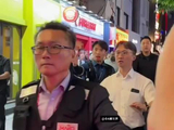 黄仁勋现身韩国首尔街头，粉丝欢呼围观