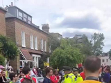 英超巡警要求巴黎球迷脱球衣，为保护其安全