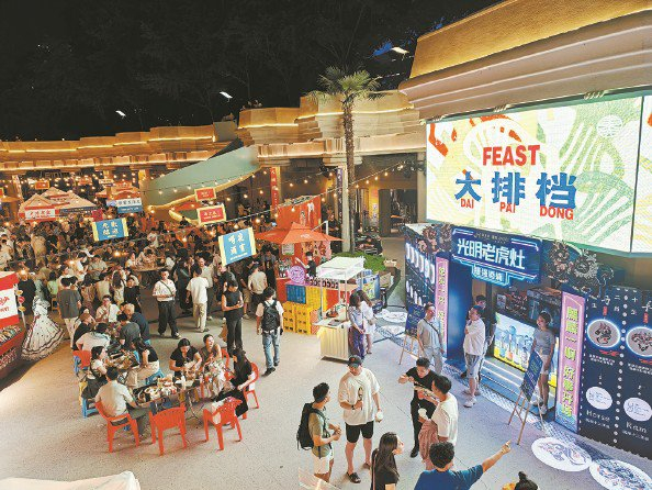             巨鹿路特色夜排档吸引众多中外食客  本报记者  刘歆  摄          