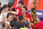  火爆！广厦老板楼明与上海球迷场边对峙，孙铭徽赶忙上前安抚！