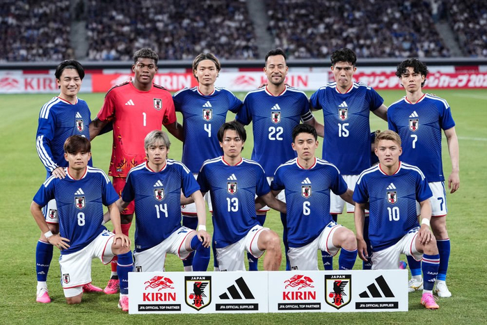 5月31日，日本队在对阵冰岛队的友谊赛前合影。新华社记者 贾浩成 摄
