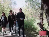 陈乔恩艾伦说悄悄话，导游自觉多余，加速逃离现场