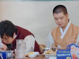 节目记录下嘉宾饭后的真实状态，没有刻意表演，自然的小细节反而更打动观众