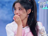 丢手绢游戏，老秦单腿蹦太快了，杨超越惊了