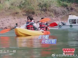 郑钧划船半天划不动，往后一瞅，原来是陆毅这臭小子拽着！