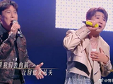 张信哲助阵白小白合唱《致未来的你我》惊艳全场
