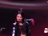 李心洁黑皮衣红内衬亮相浪姐，厚重嗓音奠定舞台氛围