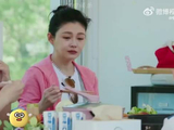 汪小菲把吃过的排骨给大S，注意大S下意识反应？真爱装不