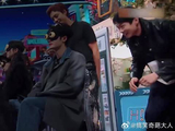 杨迪的头被连推带打，直接脱离板凳，直呼赶紧打120