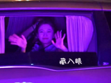 张慧雯笑着与粉丝道别，比心饭撒未落下
