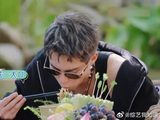 王鹤棣看到凉面两眼放光，一口下去，馋的直流口水