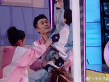 朱正廷爬上杆子，不料被陈赫一把薅住，简直太难了！