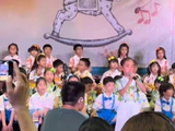陈小春小儿子Hoho在幼儿园毕业典礼上主持的详细视频内容是什么？