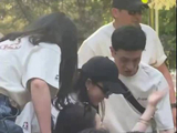 刘亦菲6月1日回北电与同学聚会合影
