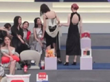 黄灿灿给曾沛慈提裙子像拿了两把挂面，真的越看越像哈哈哈哈哈哈哈