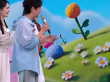 笑不活了！咱就是说 齐思钧这是把纸巾从浪姐递到好六了吧，我们小齐也太暖了
