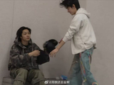 宋亚轩刘耀文同款红帽再同框，粉丝直呼“帽子戏法”不停歇