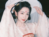 代露娃‘剧抛脸’的演技功底对她的即兴还原能力有哪些帮助？
