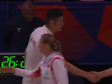 女排3-1波兰！全员抱一起兴奋庆祝，1细节彰显团队，赵勇日常淡定