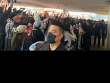 别的明星靠宣传引流，此沙人一走店铺爆满，自然热度才最难得