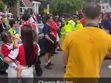 英超夺冠游行现巴黎球迷，巡警令其脱球衣保安全