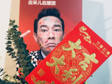 陈小春作为资深艺人，其舞台表现力和音乐生涯的沉淀对其表演有何影响？