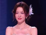 唐艺昕四公表演期间胸口现红斑，蔡明赞其笑容甜美