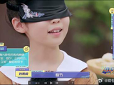 朱志鑫古风长发造型， 还喂小女孩吃美食，太暖了|向上吧少年