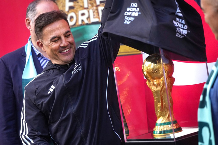 2026年4月10日，加拿大温哥华，2026FIFA世界杯奖杯巡展启动仪式上，法比奥·卡纳瓦罗揭幕FIFA世界杯奖杯。
