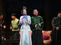 75岁刘晓庆主演话剧《风华绝代》，演后跪谢成都观众
