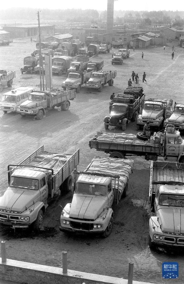 青藏公路上的青海格尔木汽车运输站一角（1985年摄）。新华社记者陈学思摄