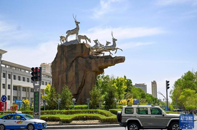 2026年6月5日拍摄的位于格尔木市一个十字路口的藏羚羊雕塑。新华社记者徐嘉懿摄