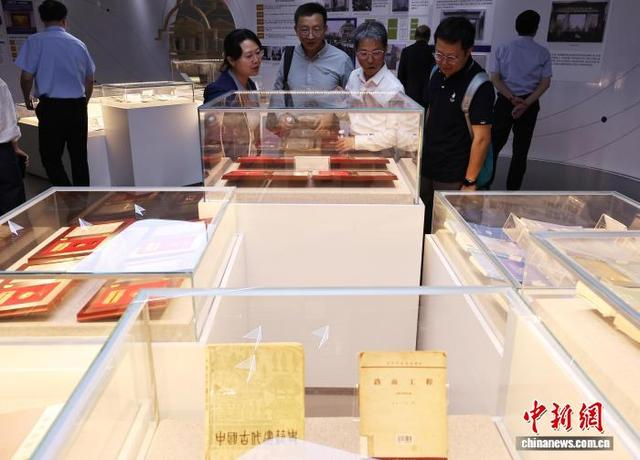 展示中心整体划分为校史沿革、科技成果两大功能展区。中新网记者 泱波 摄