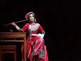 75岁刘晓庆主演话剧《风华绝代》，演后跪谢成都观众