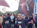 爸爸举刘耀文的海报为高考的女儿加油，肖战、岳云鹏等为考生打气