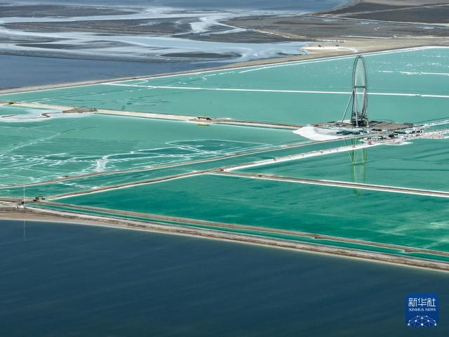 察尔汗盐湖一角（2026年6月6日摄）。新华社记者张龙摄