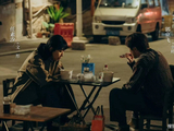 郭京飞再演“不靠谱”，温峥嵘变身黑大姐！荒诞悬疑剧《迷墙》今晚开播