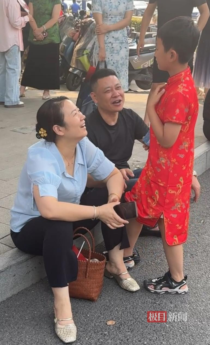 九岁弟弟穿红色旗袍给姐姐送考，家长：20天前就网购衣服，还约定弟弟高考时姐姐也穿旗袍