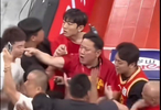 总决赛第五场，上海主场球迷喊“滚出上海”，楼明低头走过人群