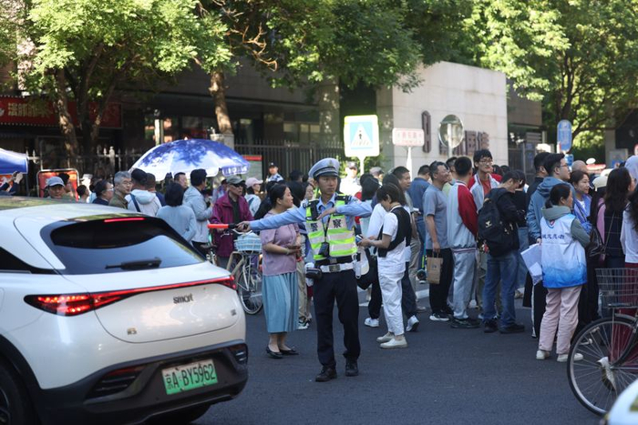 广渠门中学，交警在考场外维持交通秩序。新京报记者 王贵彬 摄