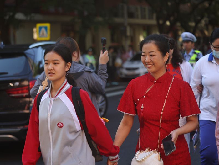 广渠门中学，考生家长穿上红色旗袍送考生进考场。新京报记者 王贵彬 摄