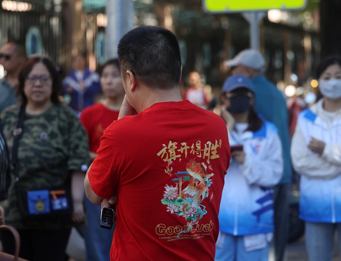 考生家长穿上红色“旗开得胜”衣服送考生进考场。新京报记者 王贵彬 摄
