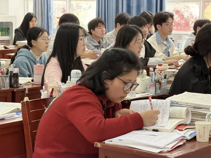 为救他人遭货车碾压截肢，18岁“见义勇为”女孩重返校园两月后迎来高考：想上个不错的本科，未来当医生或教师
