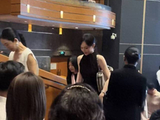 最美学生家长！唐嫣穿晚礼裙现身女儿学校艺术节，人群中一眼认出