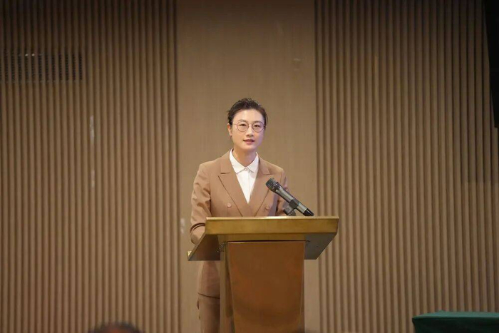 图为丁宁在大会上