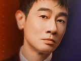 陈小春本人对这次粤语翻唱《借过一下》以及引发的“舞台电影感”讨论有什么评价？