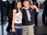 佟丽娅具体是在什么场合被拍到辅导董璇女儿小酒窝和自己儿子朵朵写作业的？